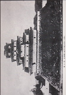 第4図 会津鶴ヶ城天守閣を西から望む